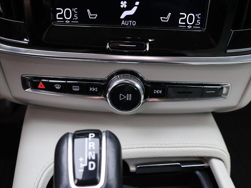 Volvo V90 2,0 D4 140kW Drive-E Momentum - fotka 20 z 29
