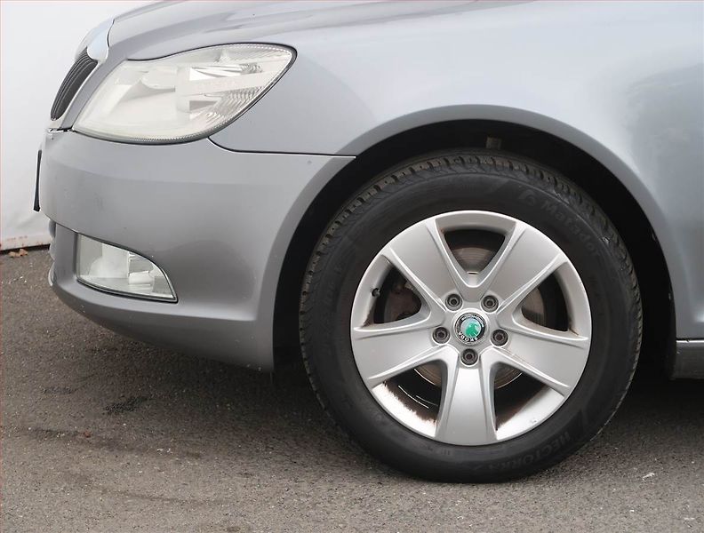 Škoda Octavia (2012) Ambition 1.6 TDI, Tempomat - fotka 14 z 19