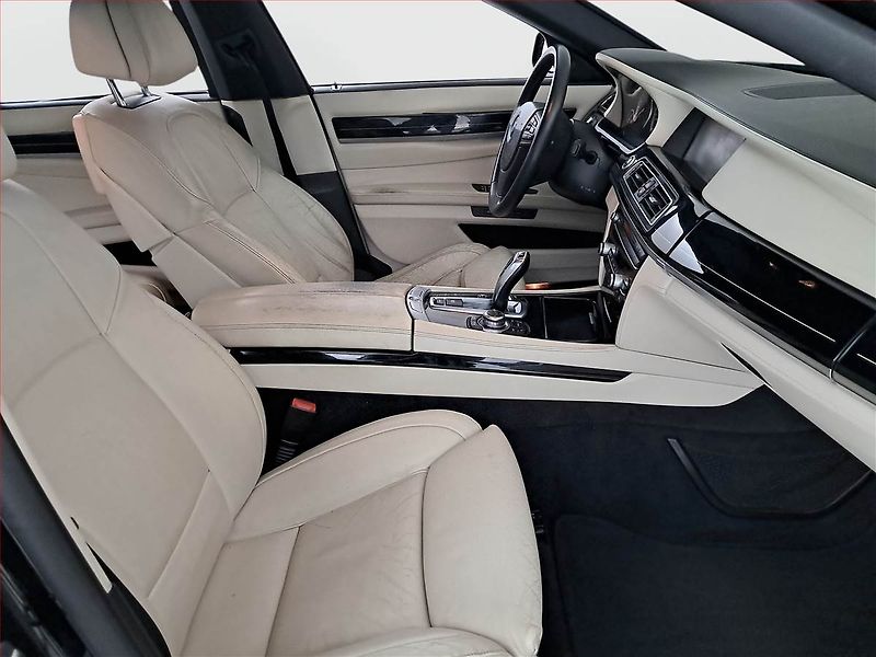 BMW Řada 7 (2012) 740d xDrive, 4X4, Automat - fotka 9 z 21