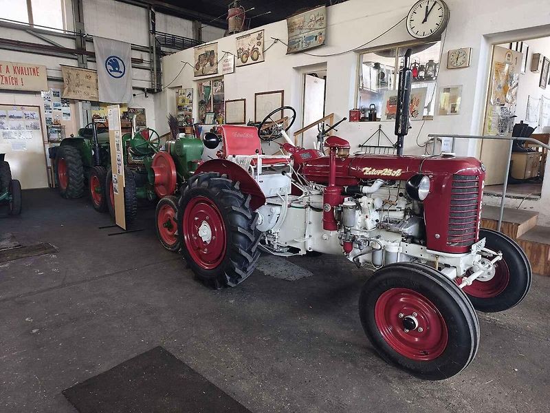 Žlutý Zetor 25 ve Skalné. V roce 1946 ho nastříkali barvou po Afrikakorpsu