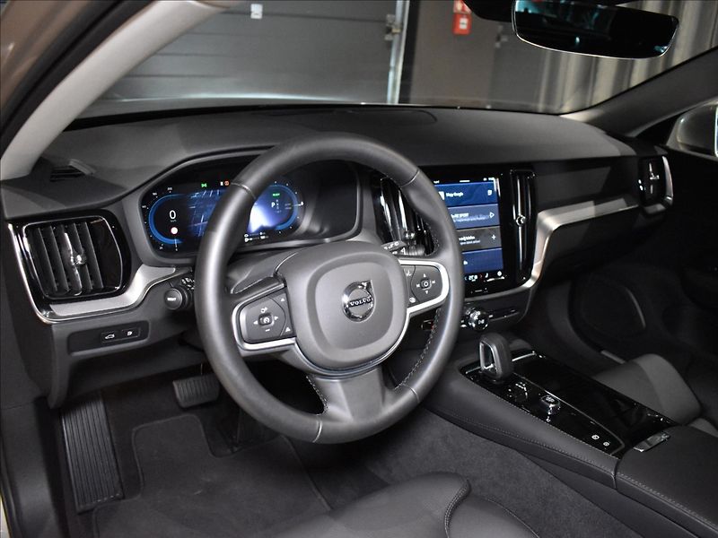Volvo V60 2,0 T6 AWD Core - fotka 14 z 26
