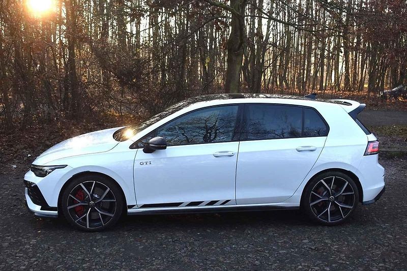 Volkswagen Golf GTI se cítí skvěle na méně frekventovaných silnicích.