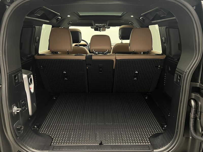 Land Rover Defender 110 D350 X-DYNAMIC HSE 1. maj. - fotka 5 z 50