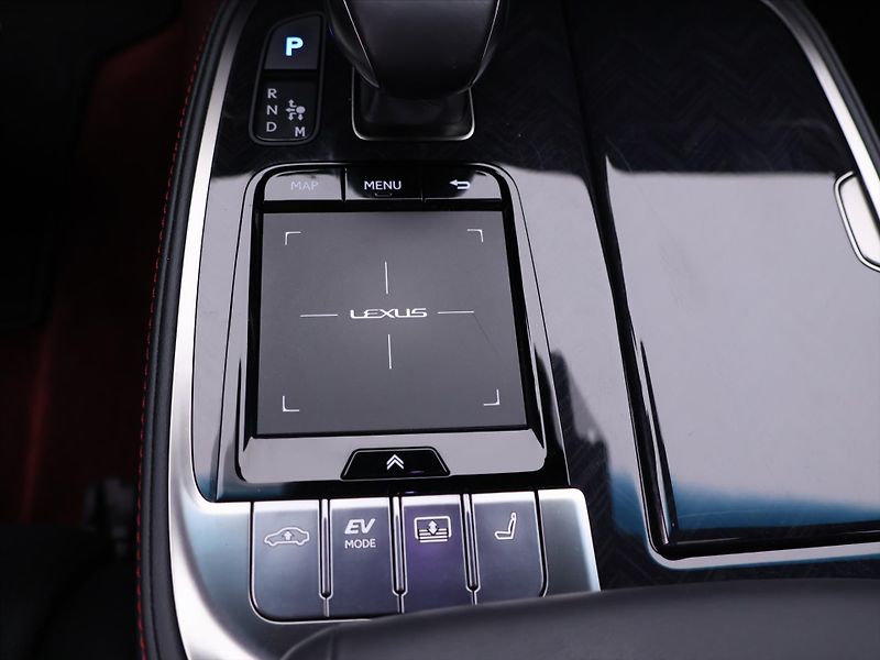 Lexus LS 500h 3,5 HEV 220kW Aut. 4x4 CZ - fotka 31 z 41