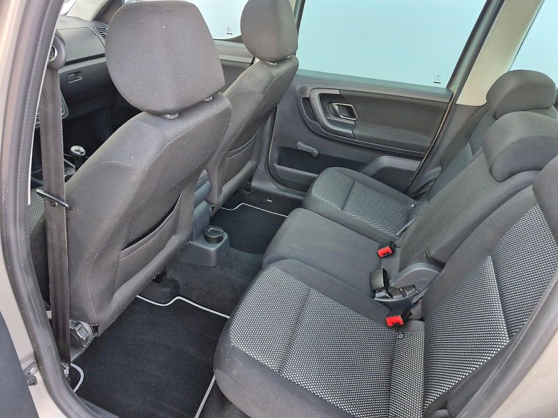 Škoda Roomster (2012) Scout 1.6 TDI 66 kW - fotka 20 z 23