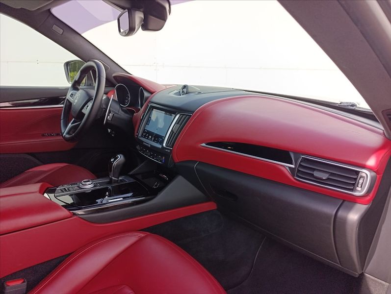 Maserati Levante 3,0 V6 Q4 Kůže,Kamera,Bi-xenon - fotka 27 z 40