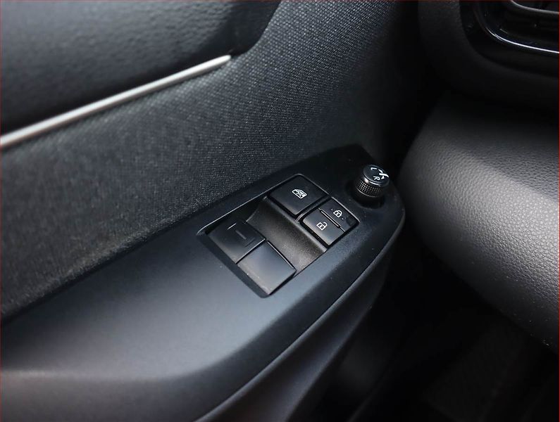 Toyota Yaris (2021) Life 1.5 VVT-i Hybrid, Automat - fotka 15 z 19