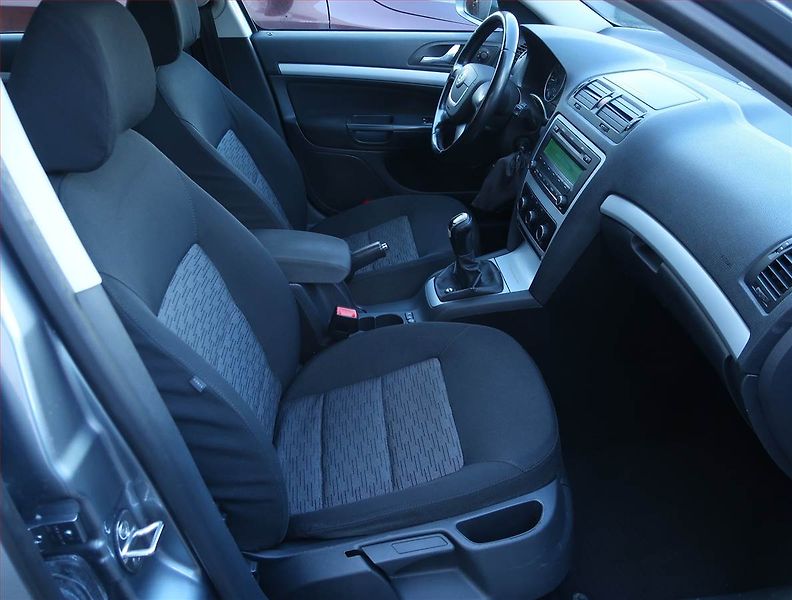 Škoda Octavia (2011) 1.6 TDI, Serv.kniha, nová STK - fotka 9 z 15