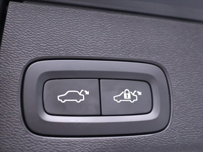 Volvo XC60 2,0 145 kW D4 AWD Momentum - fotka 11 z 31