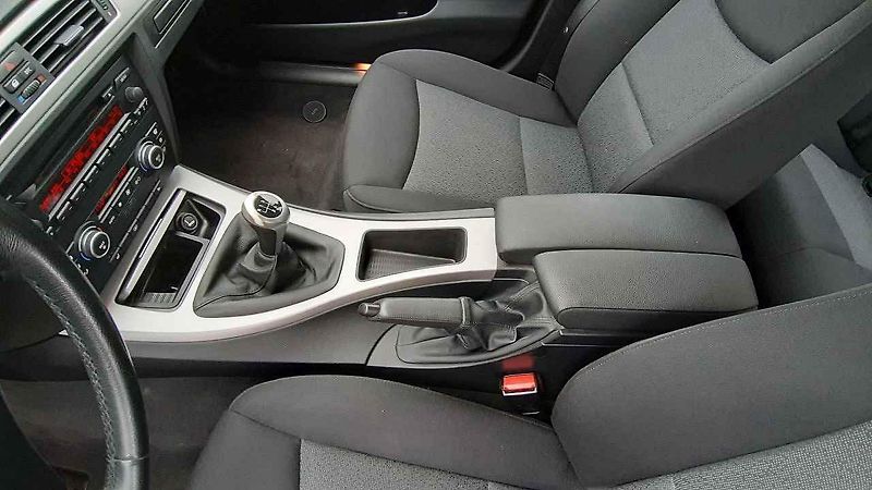 Přední část jakoby byla z většího vozu, než ta zadní. Tuto asymetrii ale BMW dotáhlo do extrému až u některých kusů jedničkové řady.