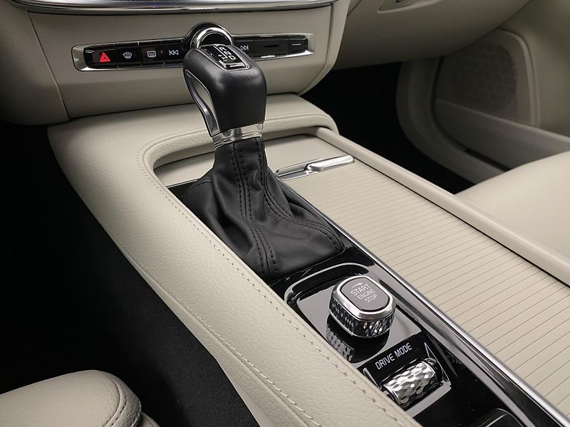 Volvo V90 D4 MOMENTUM AUT - fotka 29 z 48
