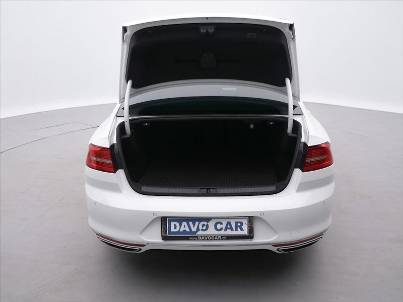 Volkswagen Passat 2,0 TDI 140kW DSG R-line CZ - fotka 9 z 27