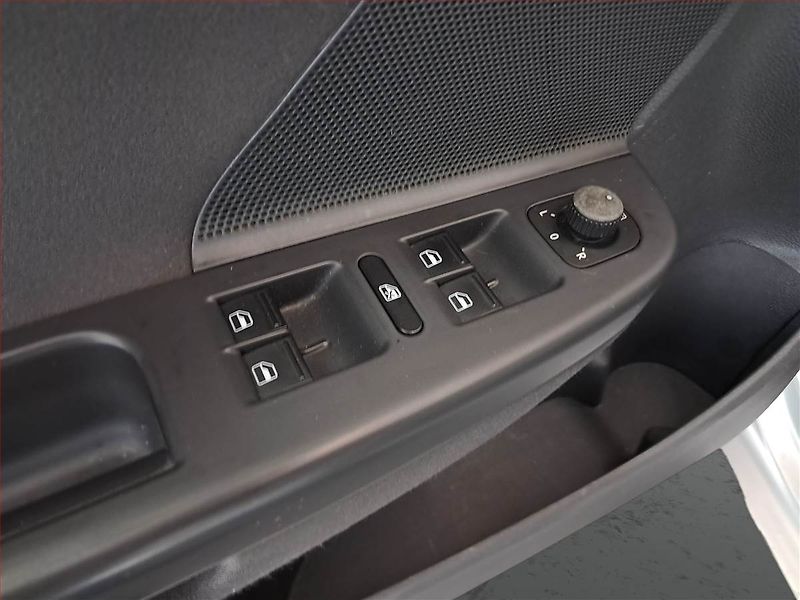 Volkswagen Golf (2008) 1.9 TDI, nová STK - fotka 15 z 16