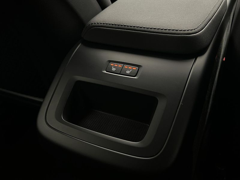 Volvo XC60 B5 AWD DARK PLUS AUT CZ - fotka 21 z 49