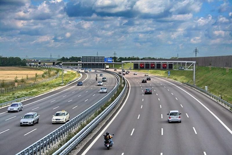 Elektromobily mají v některých městech a státech zvýhodněné parkování. 