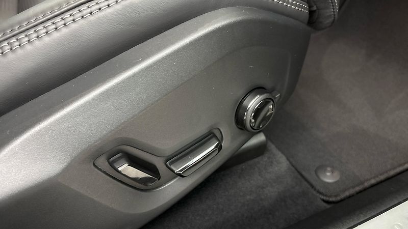 Volvo XC60 2.0 T8 AUT AWD Ultra Dark - fotka 22 z 36