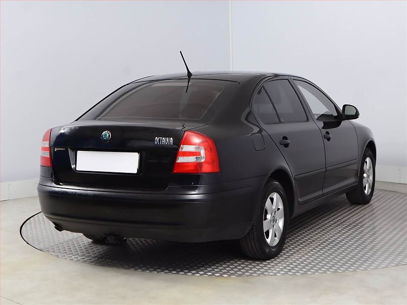 Škoda Octavia (2011) Ambiente 1.6, po STK, Tažné - fotka 5 z 11