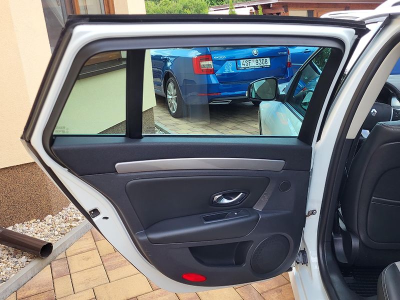 Renault Laguna 2.0dCi 127kW*4CONTROL*PANORAMA - fotka 25 z 50