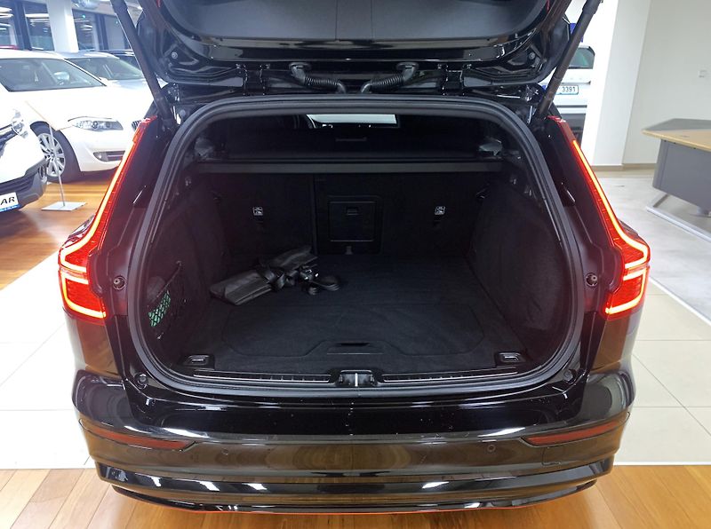 Volvo V60 RECHARGE T6, AWD PLUS DARK ČR - fotka 8 z 42