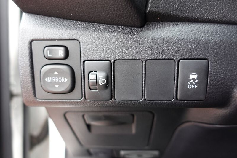 Toyota Corolla 1,6VVTi 97kW M/T Active Design - fotka 17 z 25