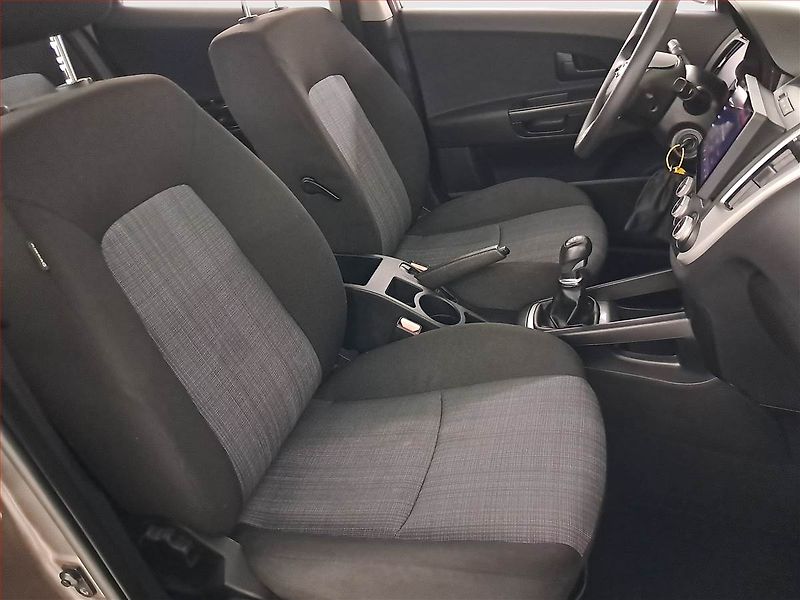 Kia Ceed (2010) 1.4 CVVT, Navi, Park. senzory - fotka 9 z 16