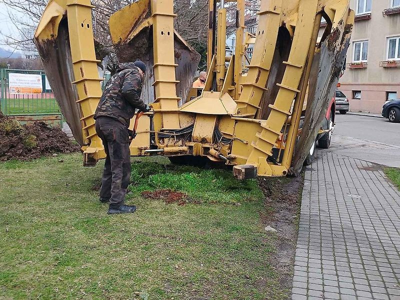 Speciální stroj zvaný Big John přijel do Strakonic přesazovat stromy z Prahy. V České republice patří k unikátům.
