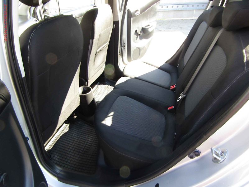 Hyundai i20 (2013) 1.2i, ČR, Klima - fotka 10 z 18