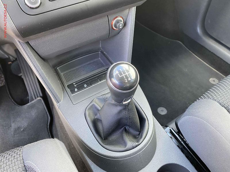 Volkswagen Touran (2013) 2.0 TDi, Comfortline, Webasto - fotka 17 z 19
