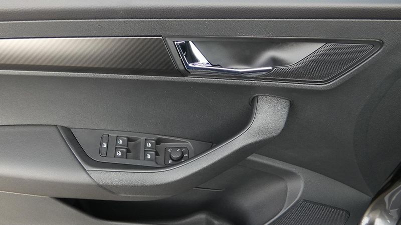 Škoda Karoq 1,5 TSI Sportline - fotka 9 z 23