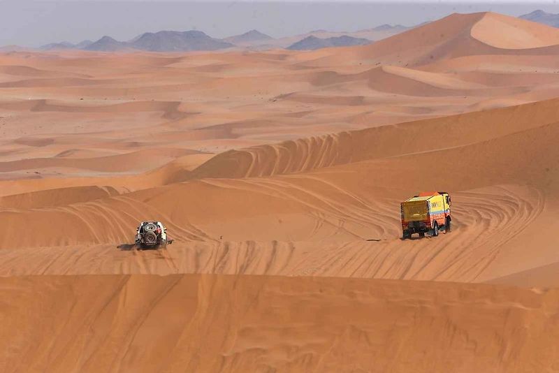 Účastníci Rallye Dakar zdolávají obrovské duny