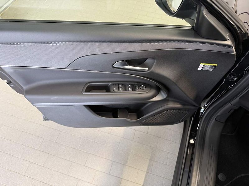 Jeep Avenger (2026) Altitude 1.2 Turbo e-Hybrid 11 - fotka 7 z 15