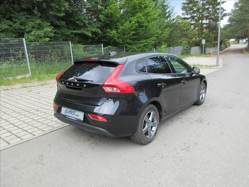Volvo V40 1,6 D D2, 84Kw, Klima, park.sy - fotka 9 z 28