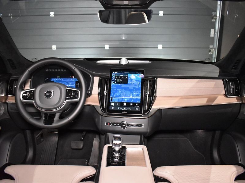 Volvo XC90 2,0 B5 AWD ULTRA Vzduch,Tažné - fotka 14 z 26