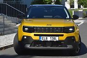 Typická příď vozů Jeep nechybí ani zde