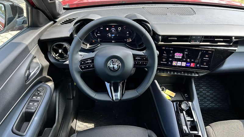 Alfa Romeo Junior 1.2T 145k Ibrida - fotka 9 z 14