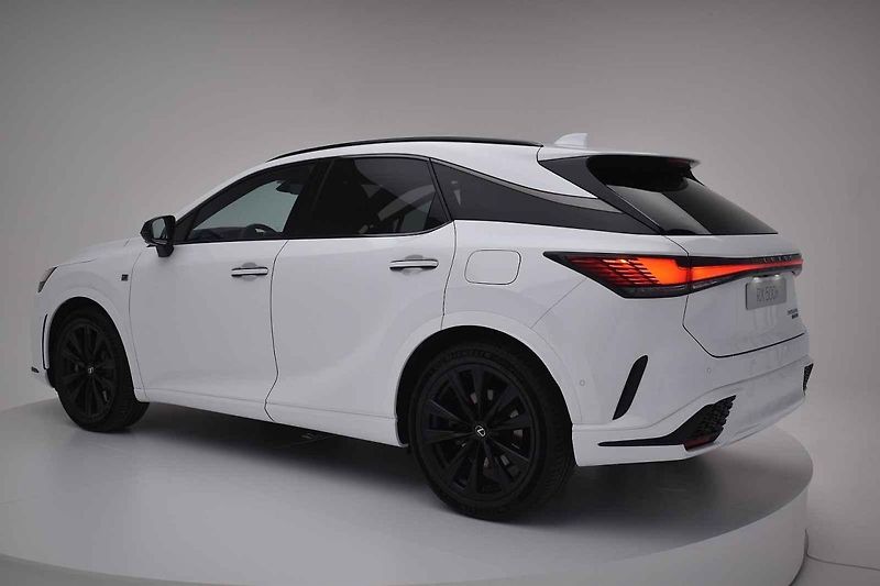 Lexus odtajnil novou generaci svého bestselleru RX