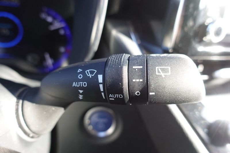 Toyota Corolla 1,8 HEV GR Spot Dynamic - fotka 26 z 31