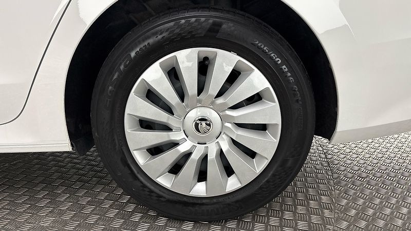 Škoda Octavia 2.0 TDI Active - fotka 19 z 24