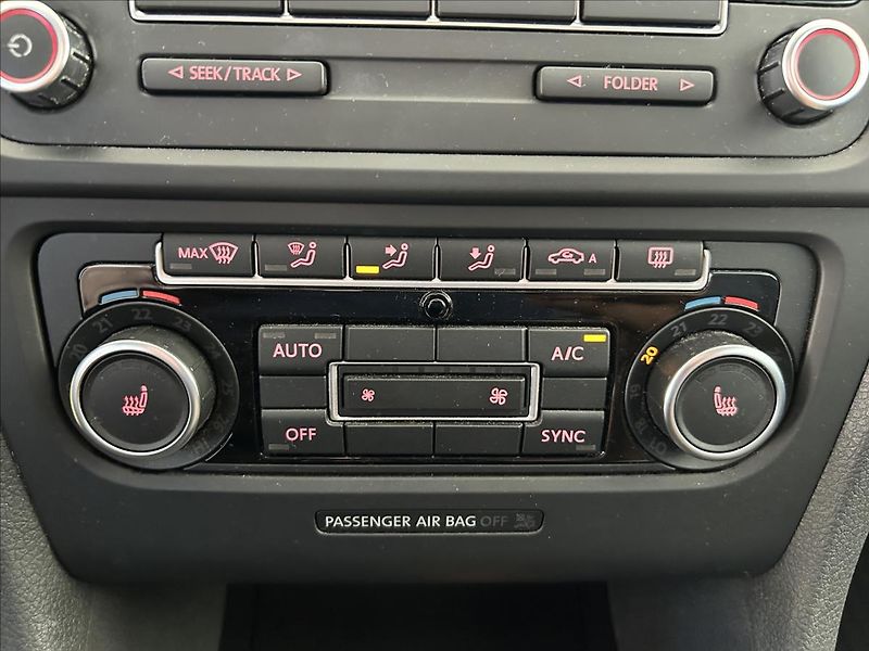 Volkswagen Golf 1,2   TSI 77kW,SERVISKA - fotka 15 z 20