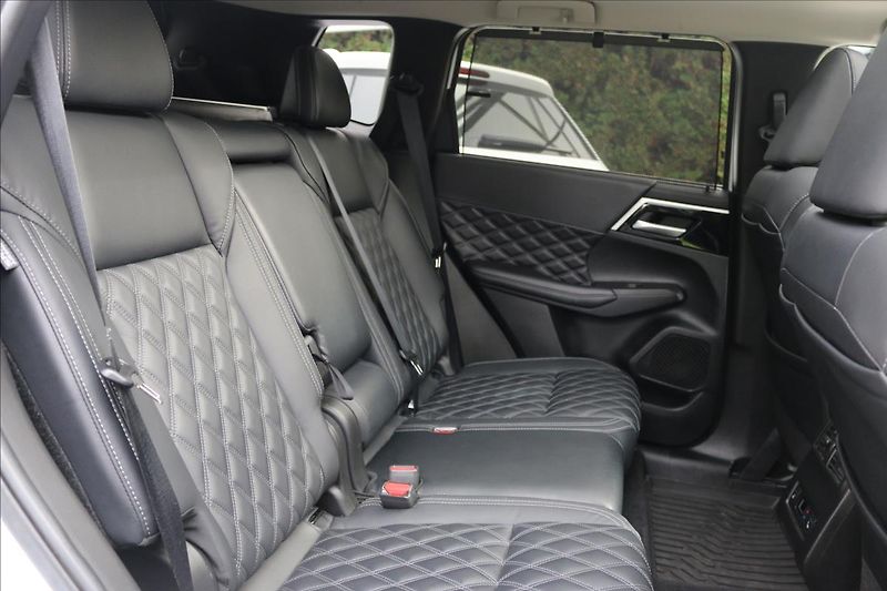 Mitsubishi Outlander 2,4 PHEV, 7míst, Tažné - fotka 41 z 56