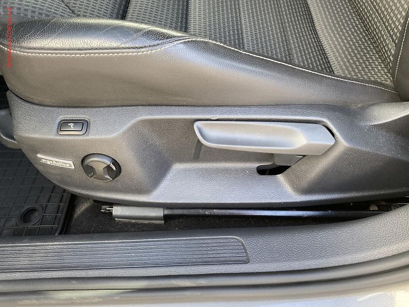 Volkswagen Golf (2015) 1.6 TDi, DSG, výhřev sed. - fotka 14 z 18