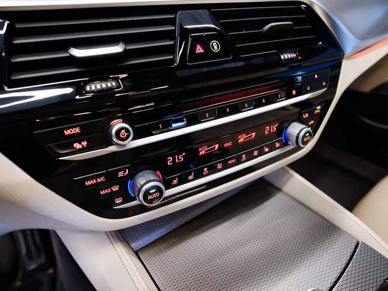 BMW Řada 5 540d xDrive M-Paket, ČR, DPH - fotka 23 z 31