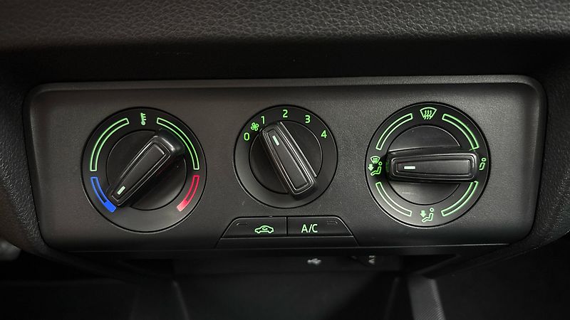 Škoda Fabia 1.0 TSI Ambition Combi - fotka 13 z 24