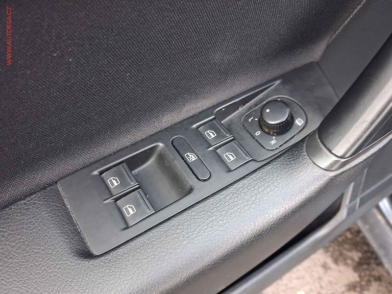 Volkswagen Passat (2014) 2.0TDi, DSG, bixen, navi - fotka 13 z 18
