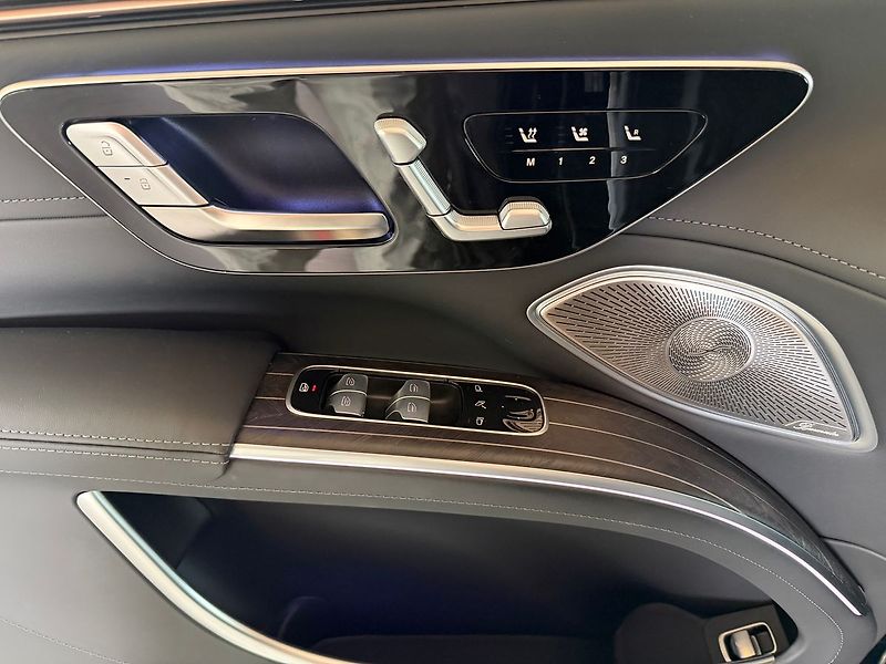 Mercedes-Benz EQS 680 4MATIC MAYBACH SUV - fotka 10 z 30