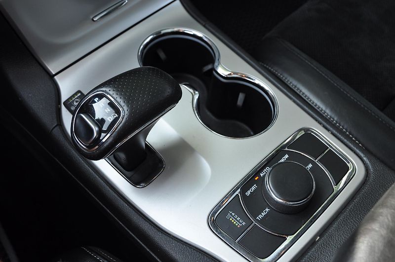 Jeep Grand Cherokee 6.4i SRT 344kW LPG!!! - fotka 15 z 23