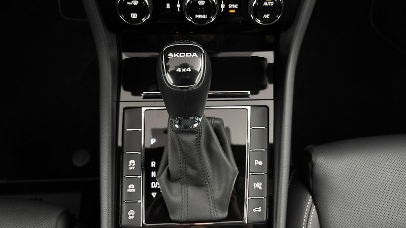 Škoda Superb 2.0 TDI DSG 4x4 L&K - fotka 28 z 32