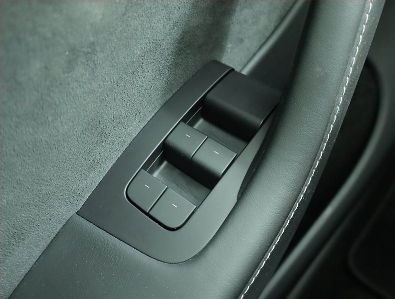 Tesla Model Y (2023) Long Range AWD 79kWh, SoH 92% - fotka 17 z 21
