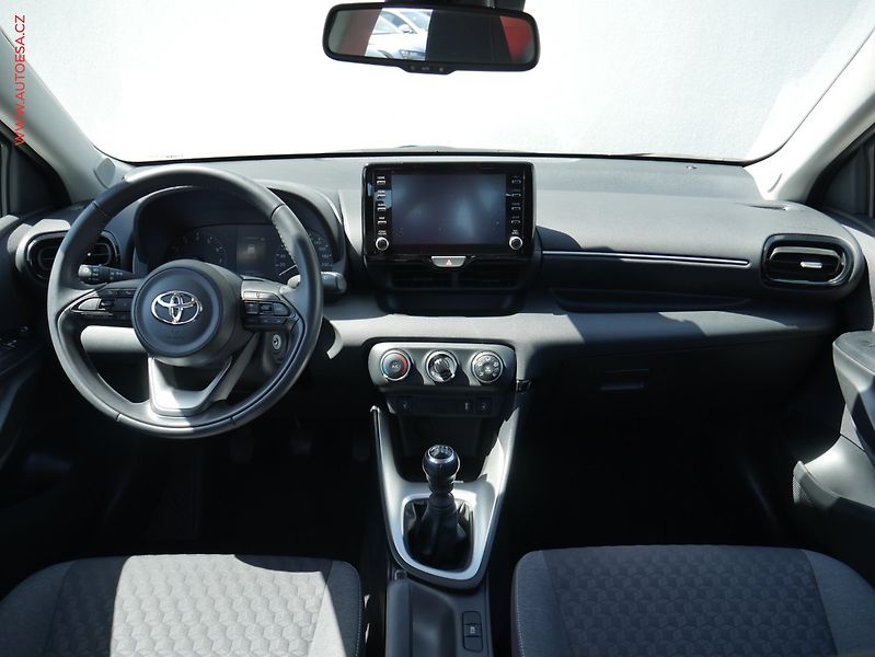 Toyota Yaris (2023) 1.5i, 1.maj,ČR, Dynamic, AC - fotka 8 z 23