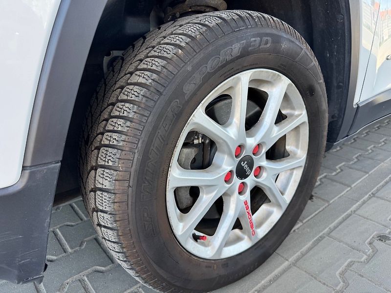 Jeep Cherokee (2015) 2.0 L TD Longitude - fotka 42 z 50